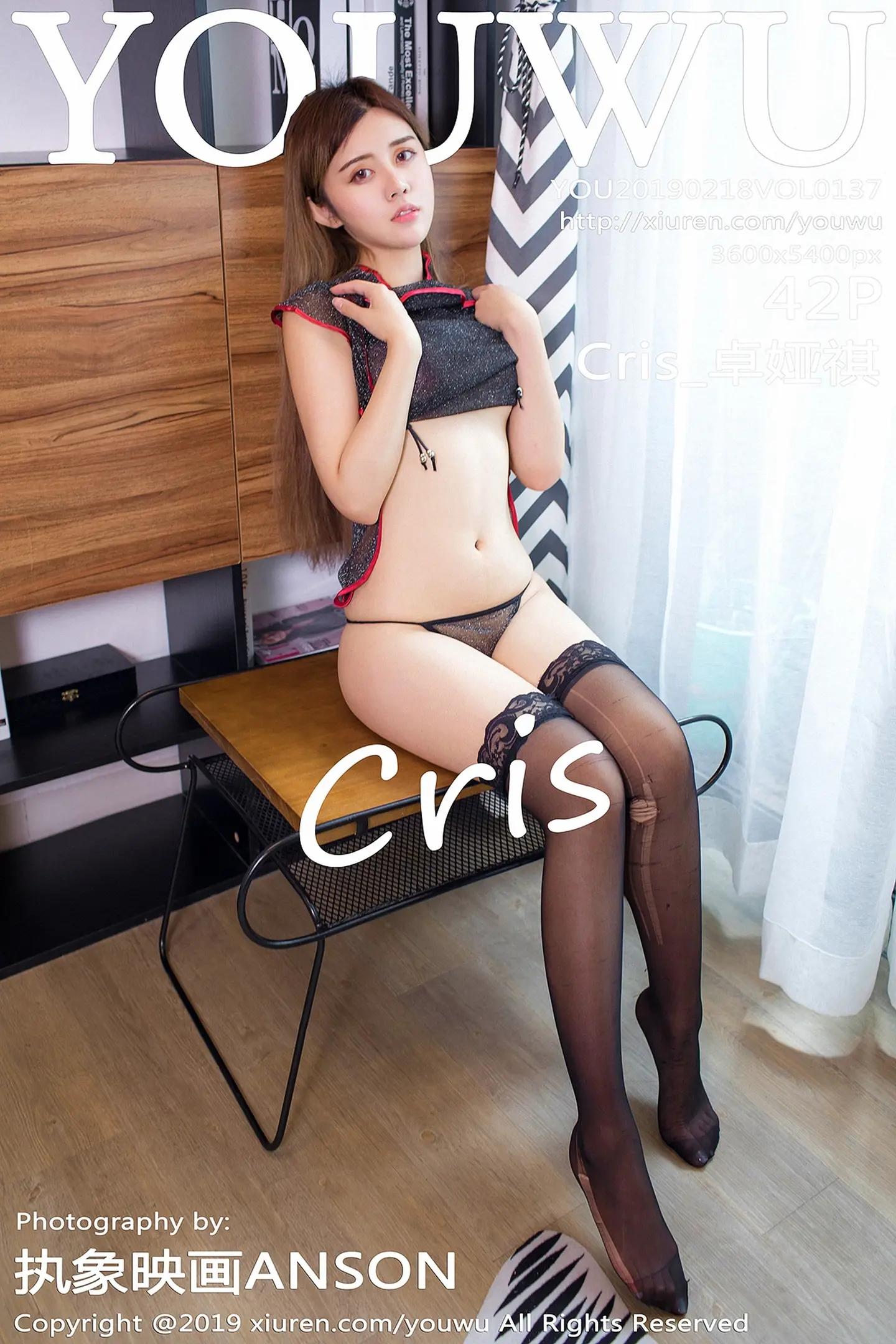 [YouWu尤物馆]Vol.137_女神Cris_卓娅祺居家沙发上全裸上身秀完美身材撩人诱惑写真42P-秀人网 - XiuRen.Pro